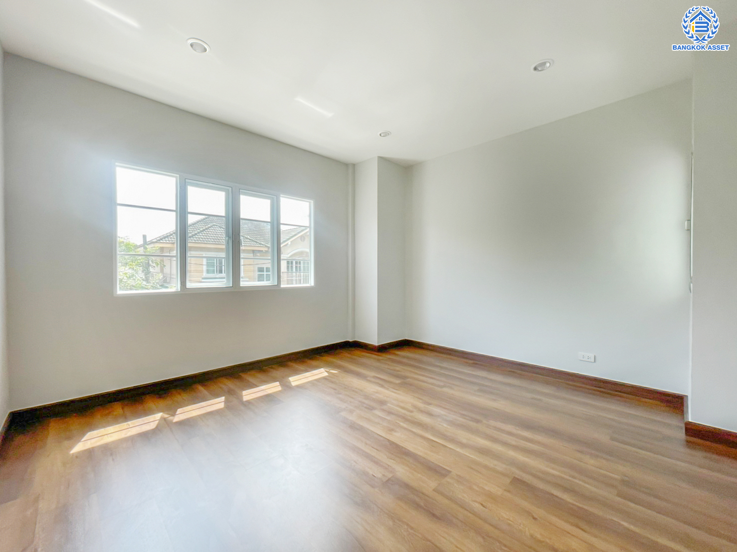 บ้านมือสองตกแต่งใหม่ ม.ภัทรา รามอินทรา5 หลังมุม! บนเนื้อที่กว้างขวางถึง 67.1 ตร.ว. ฟังกชัน 3 ห้องนอน 1 ห้องแม่บ้าน 3 ห้องนอน บ้านสวย พร้อมเข้าอยู่ ตรงข้ามสนามมวยลุมพินี บนทำเลศักยภาพ ใกล้รถไฟฟ้าสายสีชมพู "สถานีรามอินทรา 3"